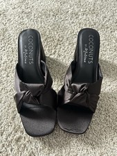 Size 8 Women  s Chunky Black Sandals With Heel And Satin