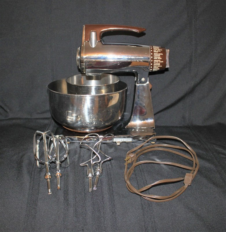 KW-Vintage Sunbeam Mixmaster Electric 12 Speed w/Bowls and Attachments