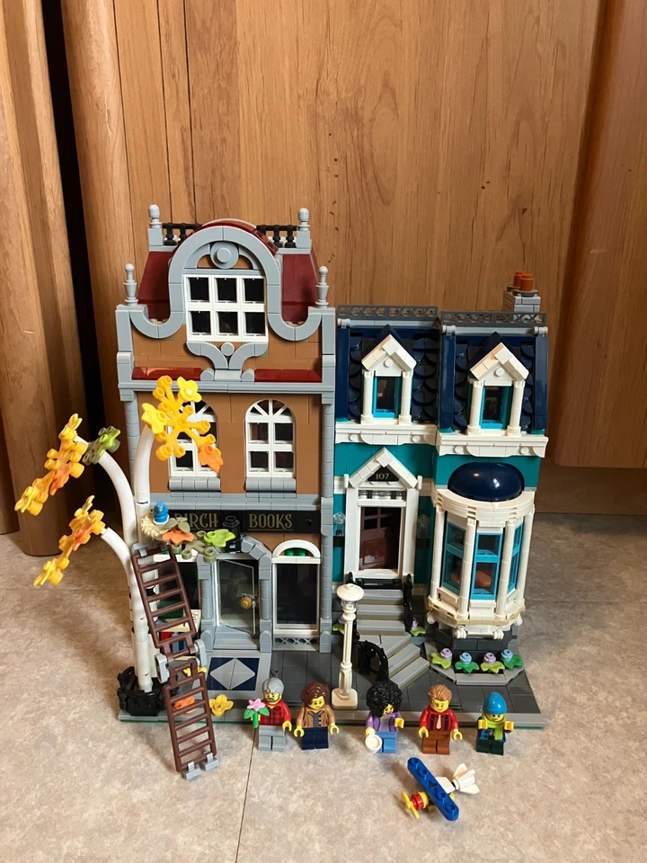 LEGO Modular Buildings 10270 Bookshop, photo 1 sur 5
