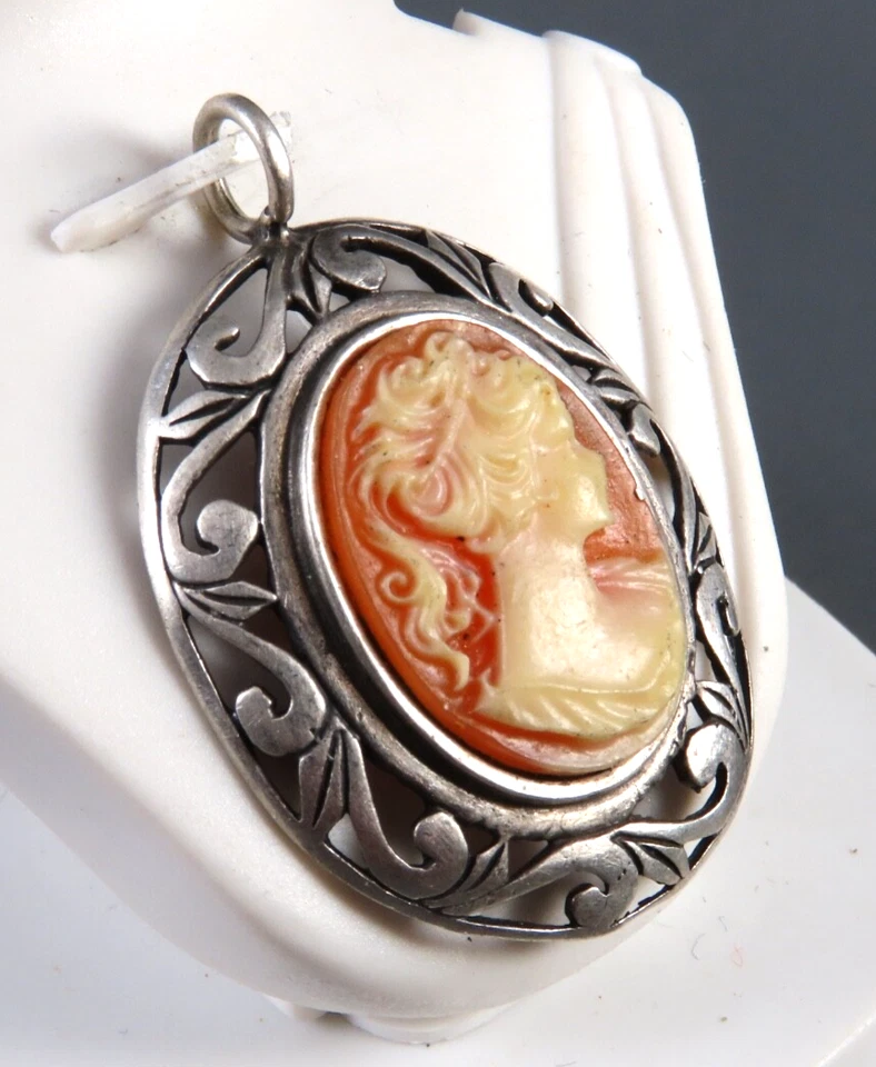 Colgante camafeo vintage JEZLAINE PLATA ESTERLINA tallada marco de desplazamiento amplio Foto 2 de 4