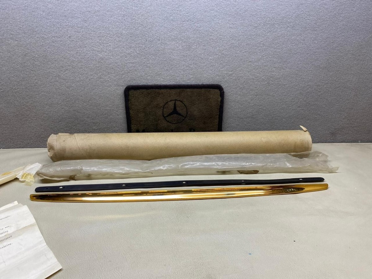 Mercedes Benz W126 HANDLE GARNISH MOULDING REAR LID A 1267500193
