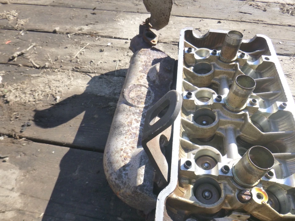 2002 Chevrolet Tracker Cylinder Head PASSENGER SIDE 2.5L Suzuki - Image 4 of 4