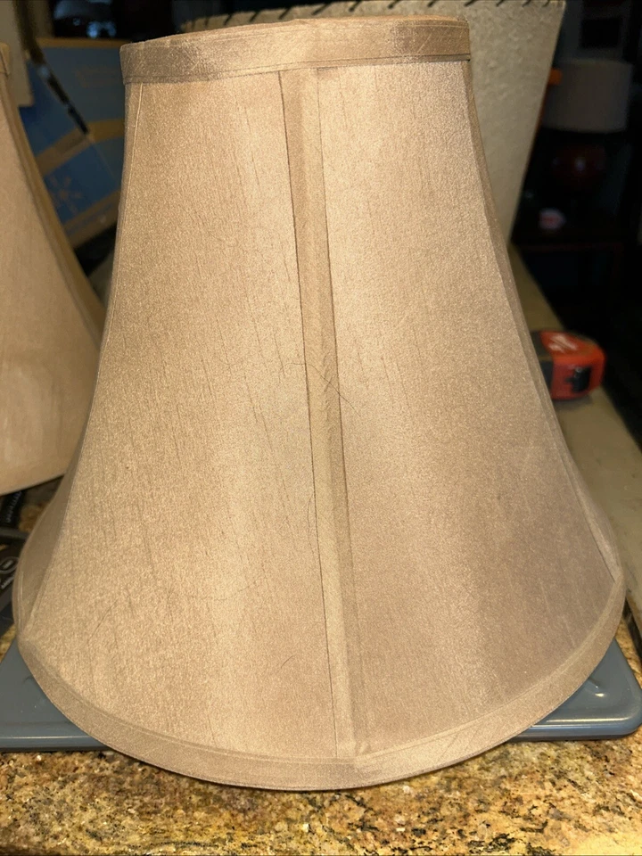 JUEGO DE 3 pantallas de lámpara clásicas en forma de campana de 6 lados de seda color camello 6x11x14 de colección Foto 2 de 4