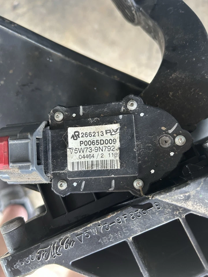 05-11 Mercury Grand Marquis Accelerator Throttle Pedal OEM 5W73-9F836-B - Image 3 of 3