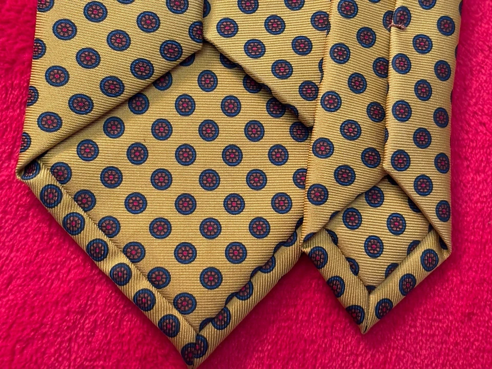 Corbata dorada y marrón nueva sin etiquetas con foulard estampado hecha a mano en Inglaterra 3 7/8x59 Foto 4 de 4