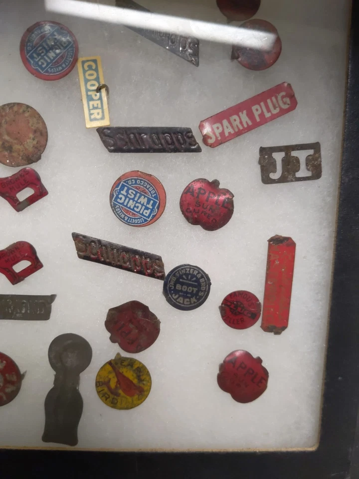 1890s 1900s Antique Tobacco Tin Charms Pins Vintage 57 Rare Pins  Foto 3 de 4