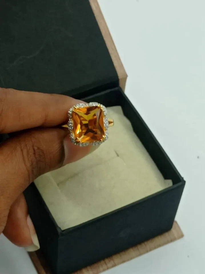Anillo de boda para mujer citrino de corte esmeralda de 2,3 quilates enchapado en oro amarillo de 14 quilates Foto 2 de 4