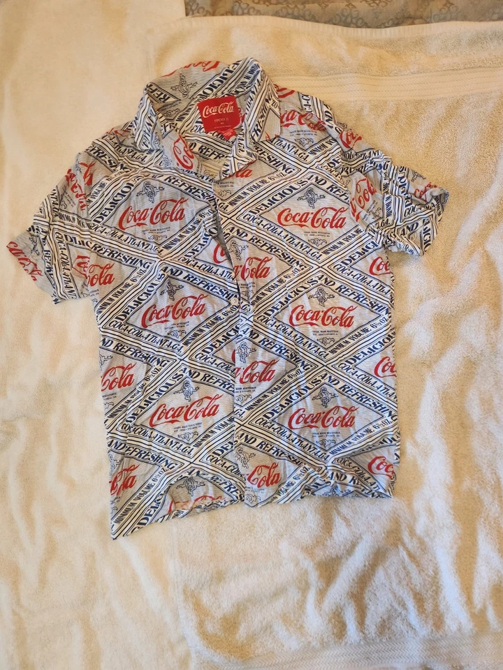 Camisa Para Hombre Forever 21 Coca Cola Botón Delantero Manga Corta Talla L y Baúles L Foto 3 de 4