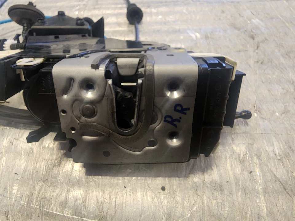 Mercedes-Benz Clase E 2010 puerta trasera derecha pestillo cerradura actuador OEM Foto 3 de 4