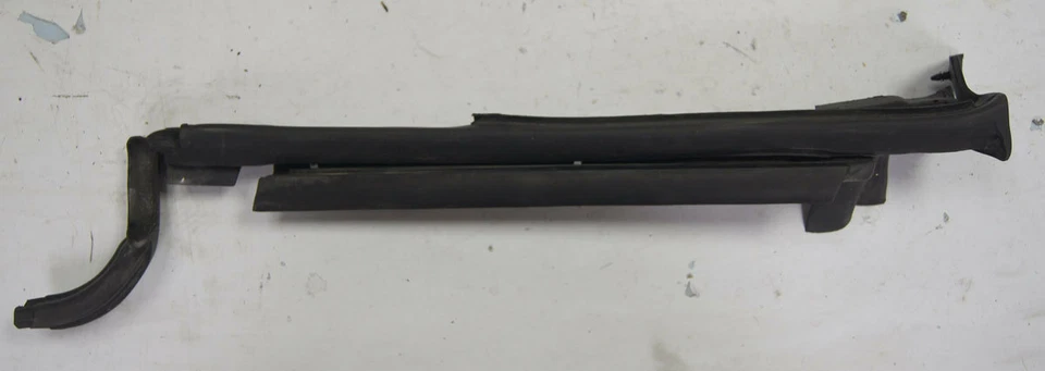 Правая верхняя уплотнительная полоска 2004-2009 Cadillac XLR б/у 10310090 15246655 15224687 - Изображение 2 из 4