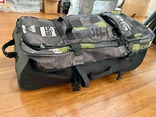 Quicksilver 30"x16"x12" DUFFEL BAG LUGGAGE 125L Surf, Snowboard, Skate WHEELED