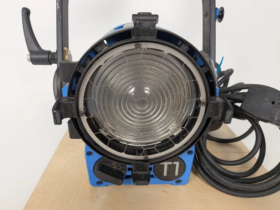 Arri T1 位置菲涅尔,1000 瓦,带夹座无灯未经测试 — 第 2/4 张图片
