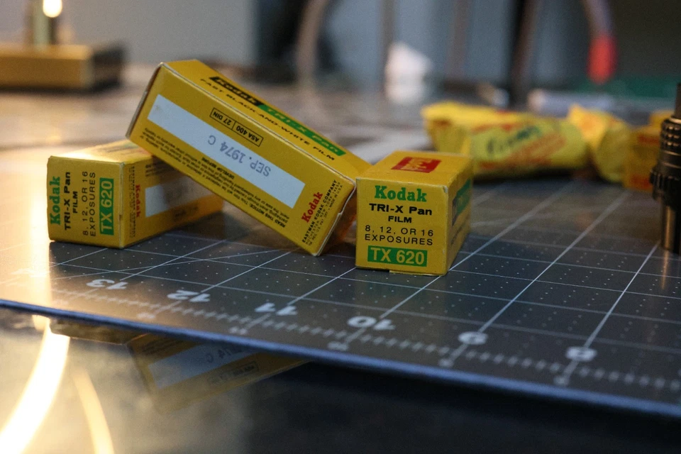 3x Kodak TRI-X Pan TX 620 — ASA 400 película en blanco y negro — sellada — exp. SEP 1974c Foto 3 de 4