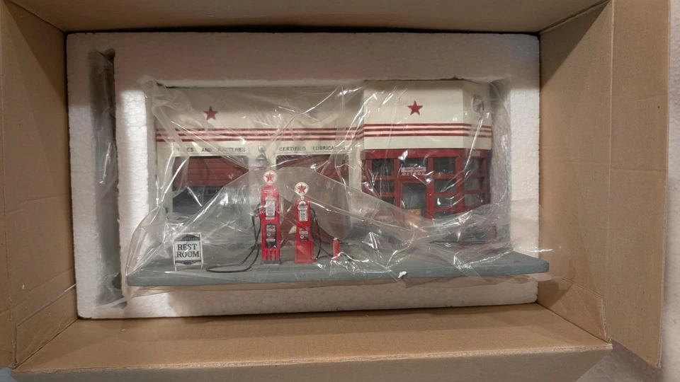 Chronicles Limited Collectibles 1/43 Scale The 1940's Texaco Star Gas Station - Image 4 of 4