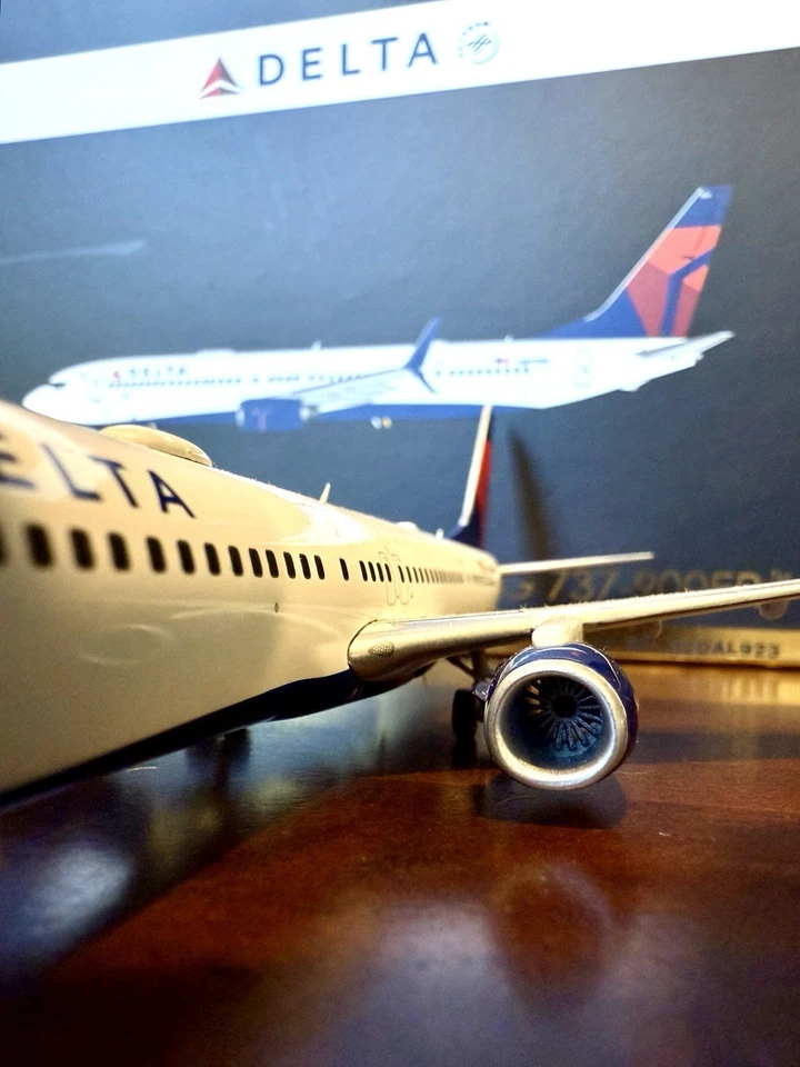 Gemini Jets 1:200 Scale Delta Boeing 737-900ER N891DN Diecast Model Airplane - Image 2 of 4
