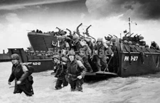WW2 Picture Photo US soldiers landing in Normandy D-Day 2674