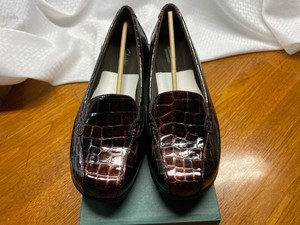 clarks croco embossed slip on loafers