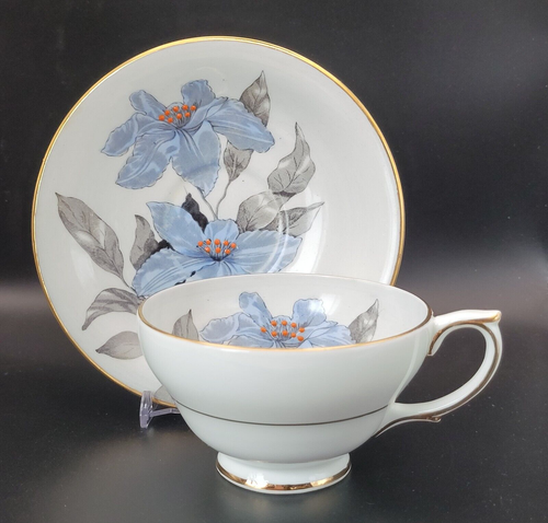 Vtg. Windsor Blue Lily gold gilt footed belly Teacup & Saucer Bone China England - Picture 3 of 17