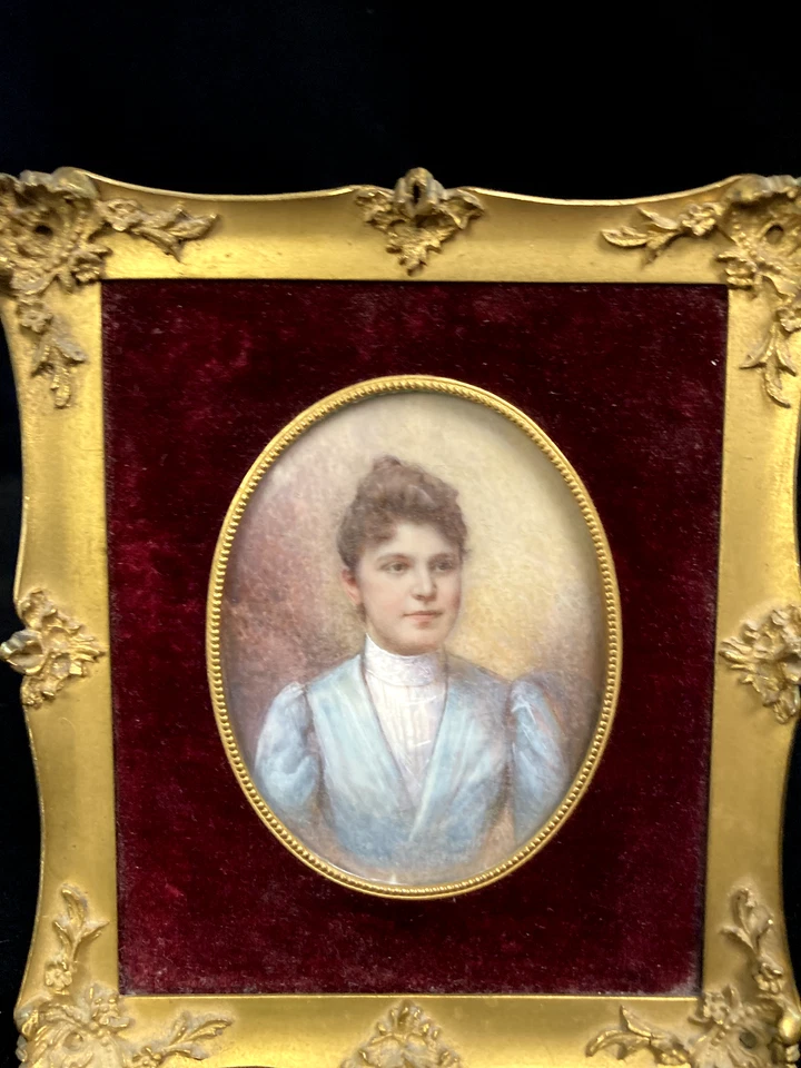 АНТИКВАРНЫЙ ФРАНЦУЗСКИЙ МИНИАТЮРНЫЙ ПОРТРЕТ ЖЕНЩИНЫ РУЧНОЙ РОСПИСИ В КАЧЕСТВЕННОЙ ЛАТУННОЙ РАМЕ - Изображение 2 из 4