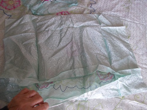 Vintage Satin? Crewel Flower Bedspread & 2 Pillow Shams 80 x 92 - Picture 4 of 9