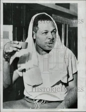 1959 Press Photo Boxer Archie Moore takes a break to sip from a cup - afa03912