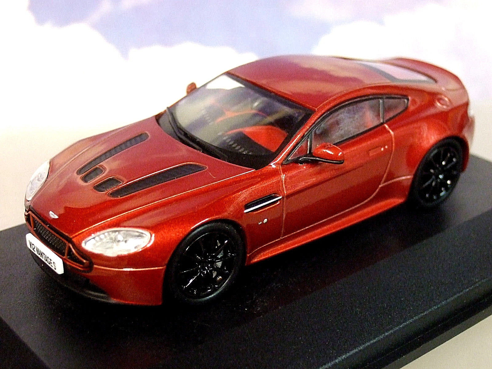 SUPERB OXFORD DIECAST 1/43 2015 ASTON MARTIN V12 VANTAGE S VOLCANO RED AMVT001