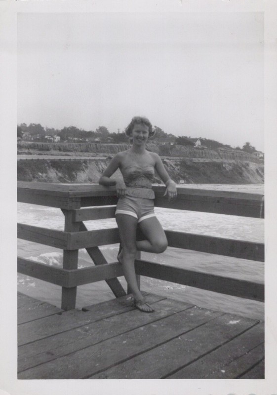 PRETTY WOMAN IN BATHING SUITS ON BEACH VINTAGE AMATEUR FOUND 3x4 PHOTO 1940's #D
