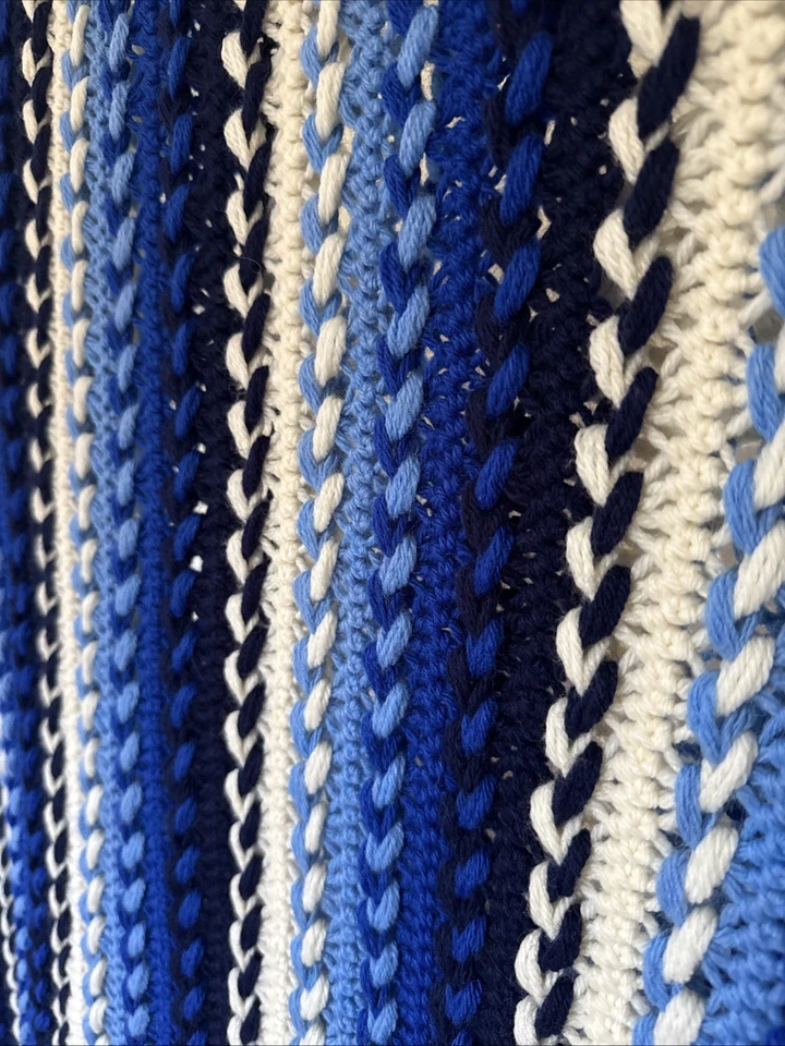 Cobertor de crochê antigo AZUL afegão branco EXCELENTE ESTADO! ~98x48” feito à mão - Imagem 2 de 4