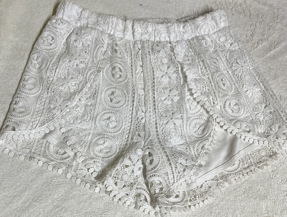 Pantalones cortos Charlotte Russe blancos de encaje para mujer talla grande forrados cintura elástica Foto 2 de 4