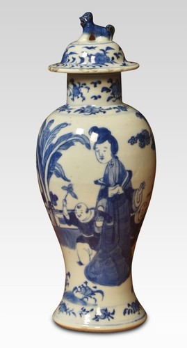 19th Century Chinese Blue and White Porcelain Vase | Painted Figures & Foliated - 第 6/6 張圖片