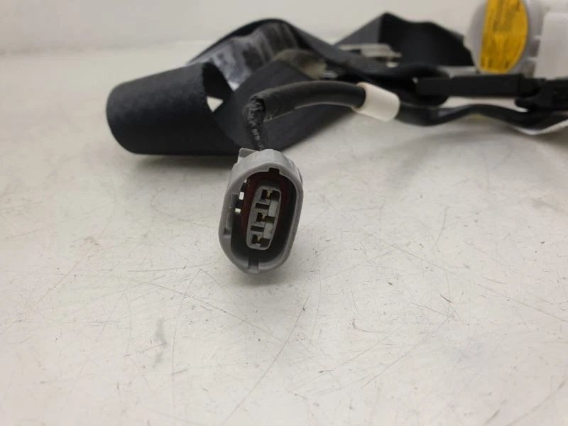 08-09 MONTAJE CINTURÓN SEGURIDAD DELANTERO LADO PASAJERO LEXUS IS-F Foto 2 de 4