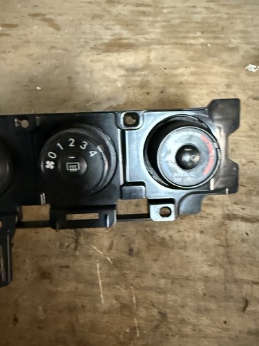 09 10 2009 2010 Pontiac Vibe Temperature Climate Control Dash A/C Heat AC - Picture 5 of 11