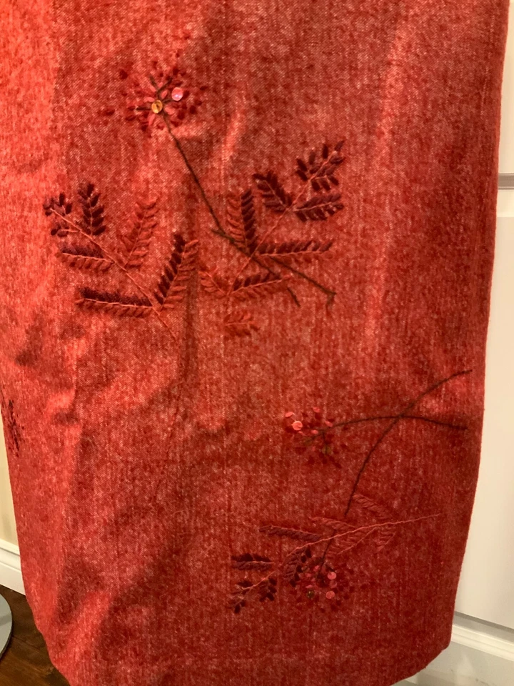 BCBG Max Azria Mezcla de Lana Roja con Bordado Floral/Lentejuelas, Talla 4 (EE. UU.) Foto 3 de 4