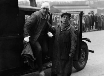 Transport a wounded man following explosion power plant Renault fa- 1933 Photo
