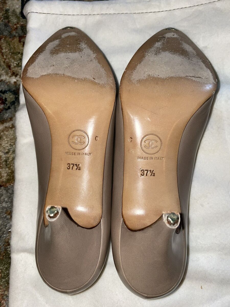 CHANEL 37.5 Two-Tone Beige Pumps Leather Heels / Pumps / Shoes with  Original Bag