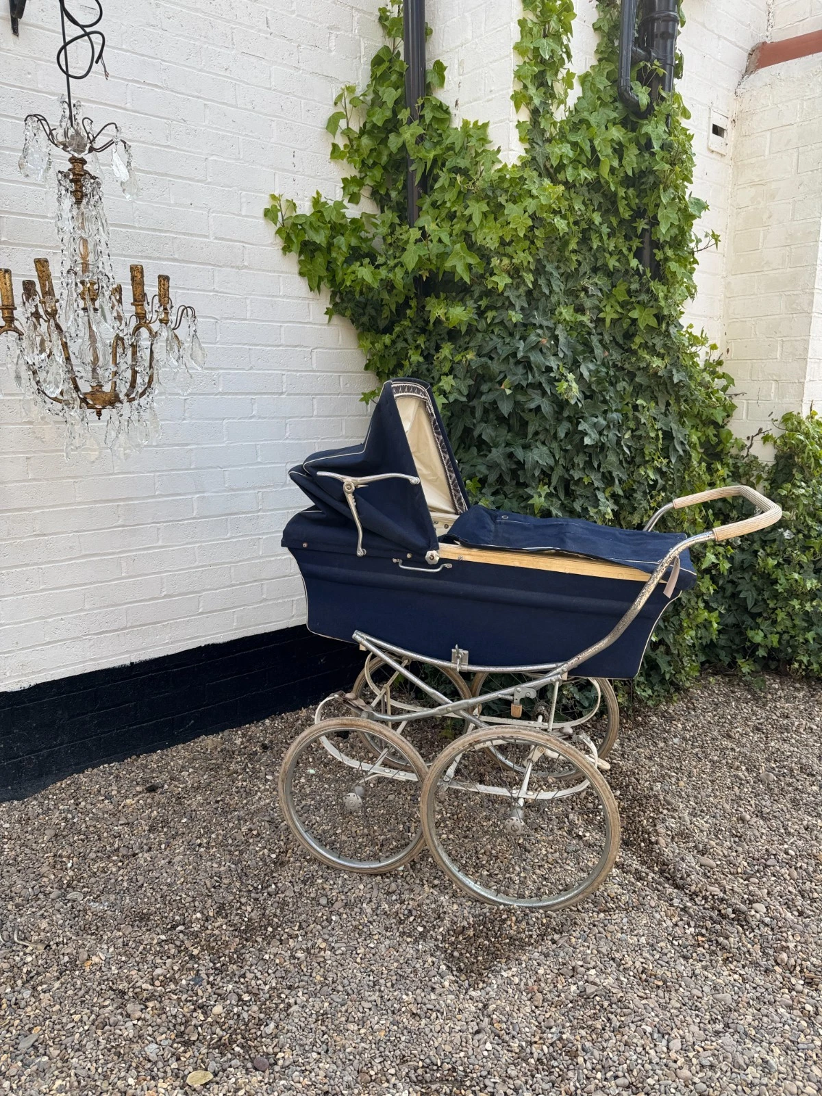 Vintage Marmet Pram. French Navy Body with Original Matching Hood & Apron. 1960s
Opens in a new wind