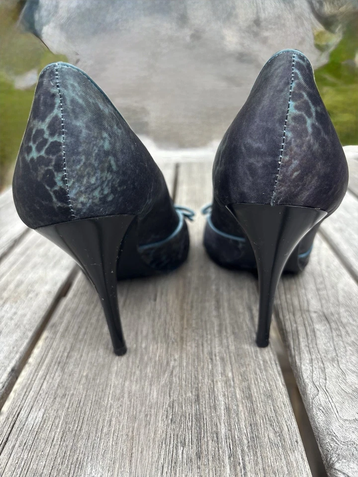 Zapatos de salón BCBG para mujer talla 8,5 Bb tela negra cinta azul puntera abierta suelas de cuero Foto 3 de 4