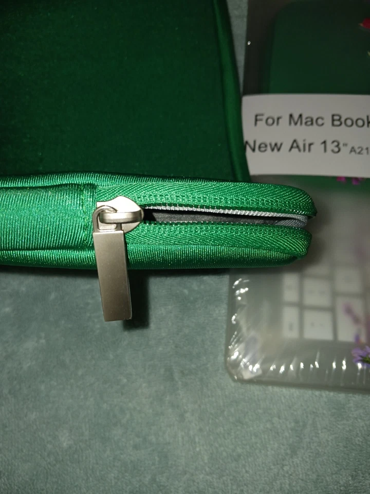 Macbook New Air 13" Crystal Case+Keyboard Cover+Zipper Case+Mini Case. New - Image 4 of 4