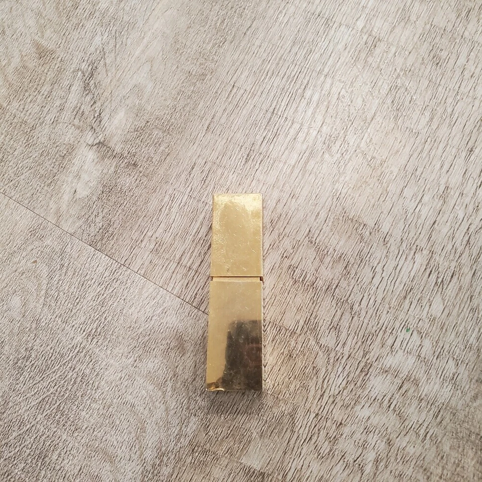 Lápiz labial puro YSL Yves Saint Laurent FPS 8 Foto 4 de 4