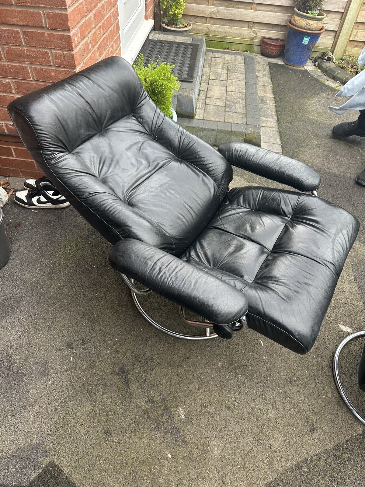 ekornes stressless Black leather recliner chair And Footstool eBay