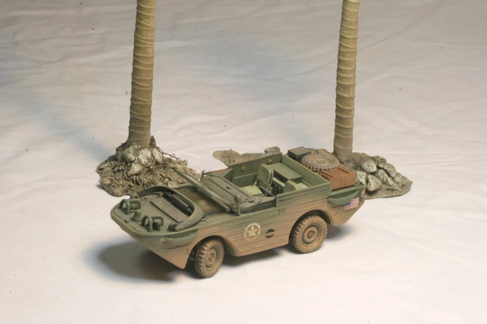 Forces of Valor 1/32 WW2 US Duck Jeep AND Two diecast Palm Trees - Image 2 of 4