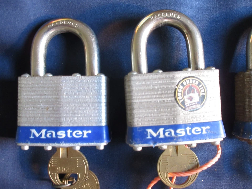 Lot of 4 Master Lock  Padlock Three #1"s and One #3 Short Shackle w/ Keys - Image 2 of 4