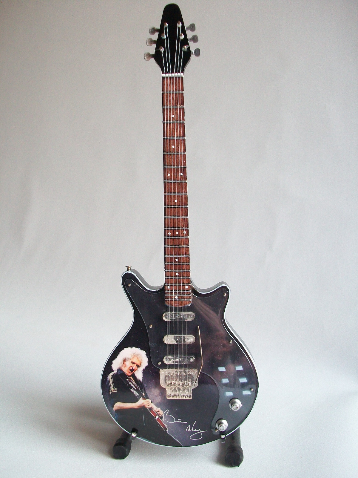 Guitare miniature Brian May souvenir nostalgique Queen modèle réduit bois
