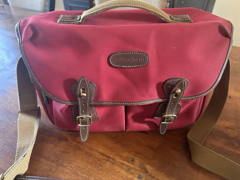 Bolso para cámara Billingham Hadley rojo color borgoña con hombrera Foto 3 de 4
