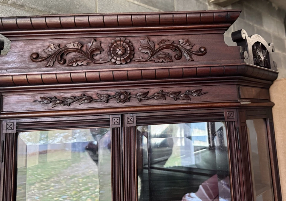 RARO GABINETE DE PORCELANA DE ESQUINA DE VIDRIO BISELADO Y BURL VICTORIANO Foto 4 de 4