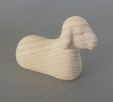 Schaf liegend  4 cm hoch für Krippenfiguren Größe 13 cm Eschenholz