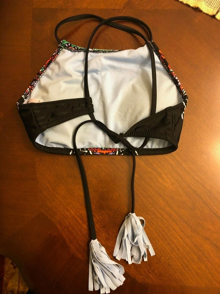 Usado en Excelente Condición Target Mossimo Bikini Multicolor Top de Natación con Borlas - Talla Pequeña Foto 2 de 3