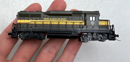 Atlas Classic N Scale 47507 GP-30 Seaboard Air Line SAL #511 Diesel Locomotive - Picture 6 of 12