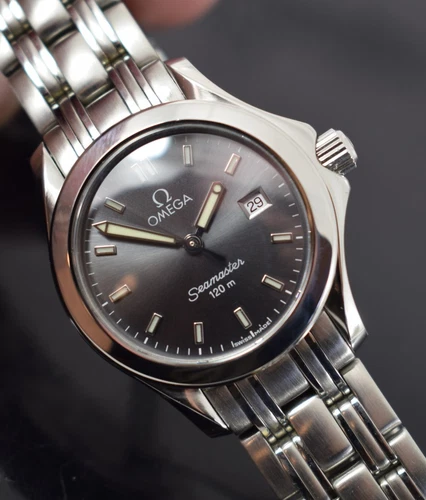 omega seamaster ladies watch 2005 yr  box papers 1 yr warranty 28mm watch