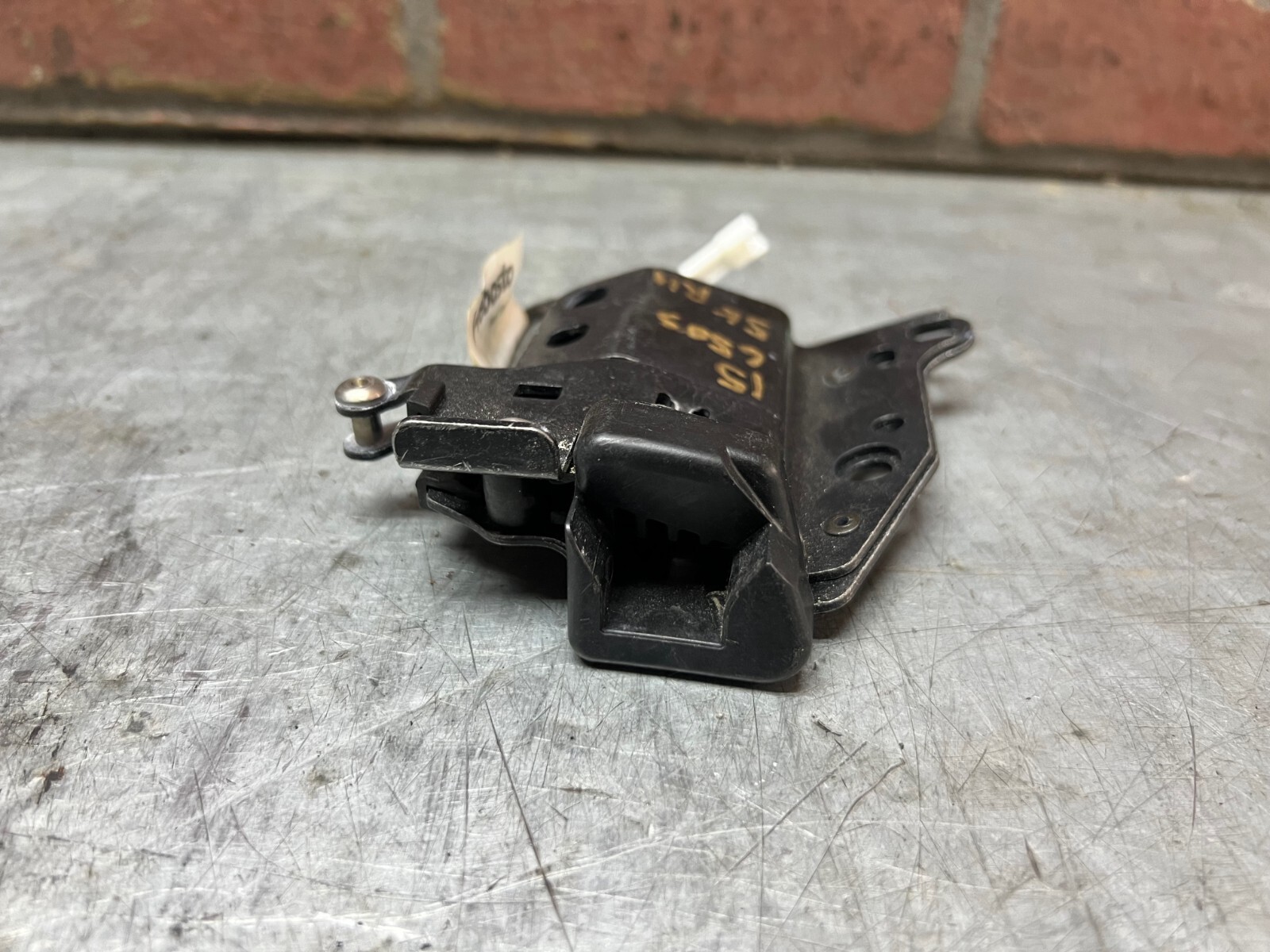 2015 MCLAREN 650S CONVERTIBLE TOP ROOF RIGHT SIDE LOCK LATCH PAD